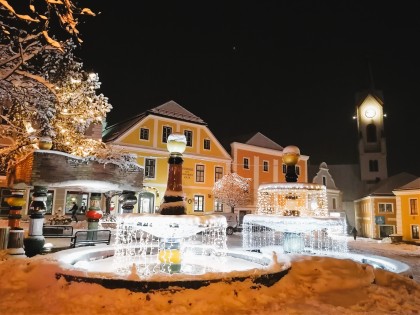 Stimmungsvolles Ambiente und weihnachtlicher Glanz in der historischen Zwettler Innenstadt.