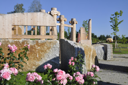 Skulpturenpark mit Rosen
