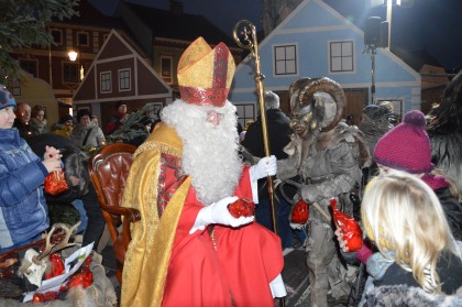 Fleißig verteilt der Nikolaus seine mitgebrachten Überraschungen an die Kinder.