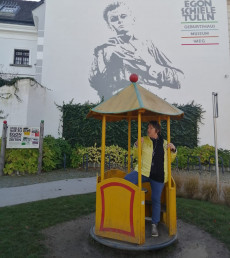 Barbara vor dem Egon Schiele Museum in Tulln