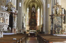 Pfarrkirchen-Innenraum mit Blick Richtung Hochaltar