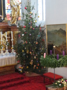 geschmückter Christbaum in der Pfarrkirche Loiben